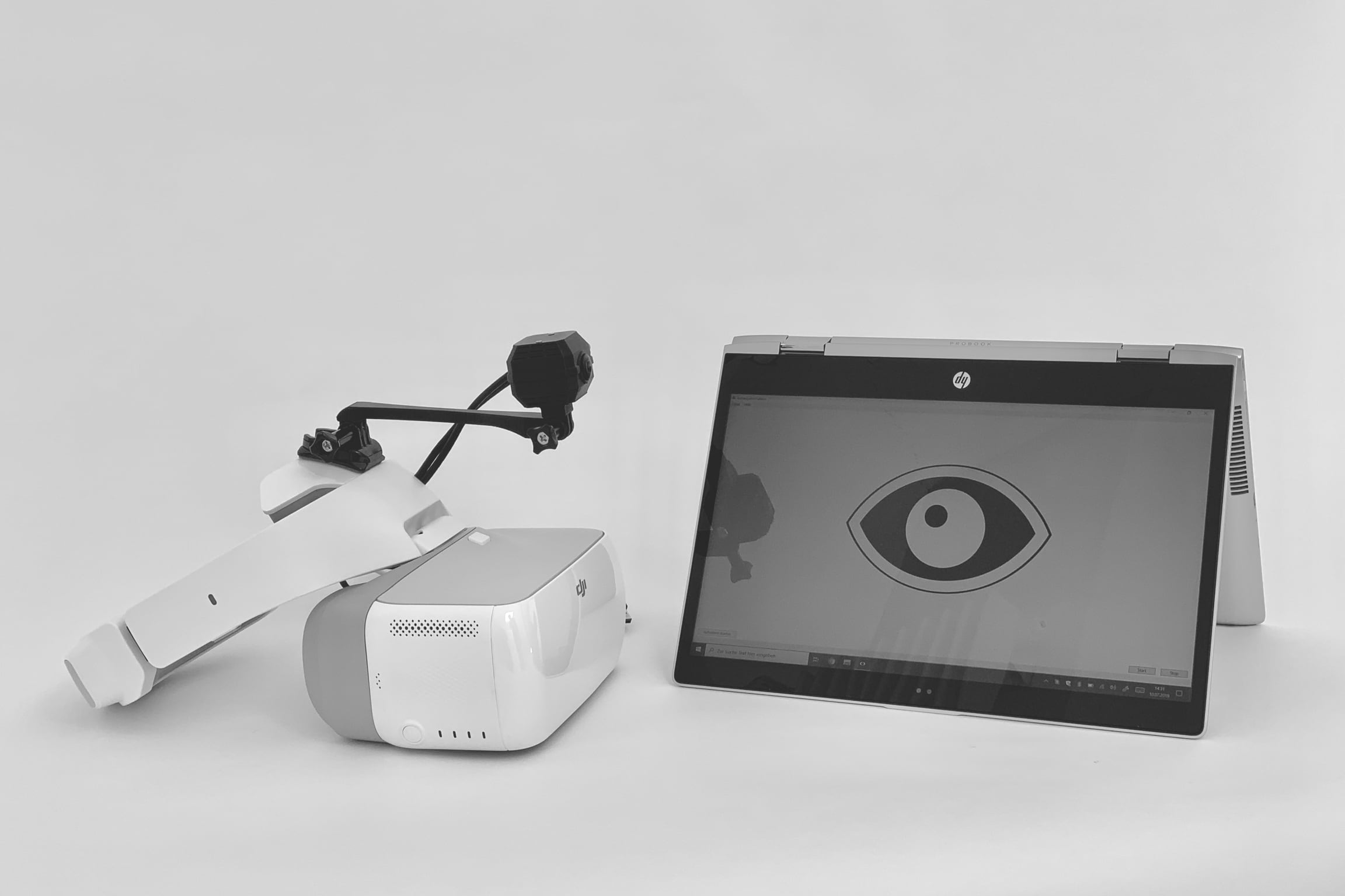 Die Standard-Variante der Echemer Tierbrille zusammen mit einem Tabletcomputer