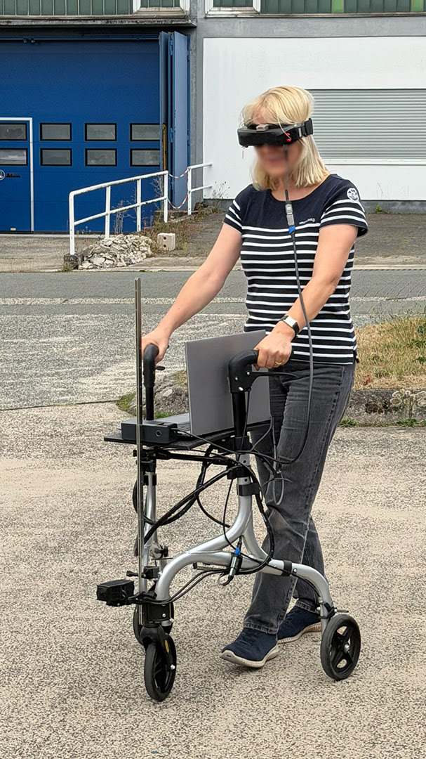 Rollator mit Anbauteilen im Einsatz